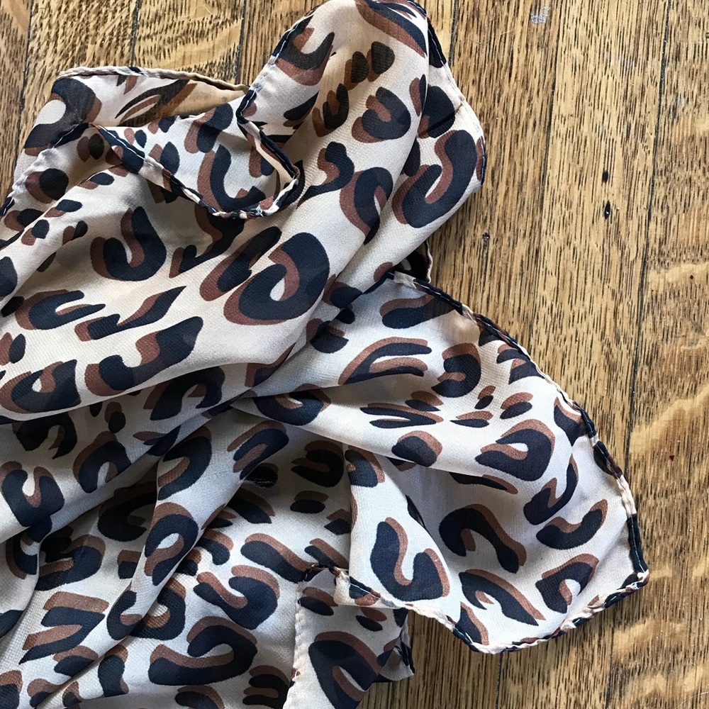 Large animal print scarf/ shawl - Picture 3 of 4